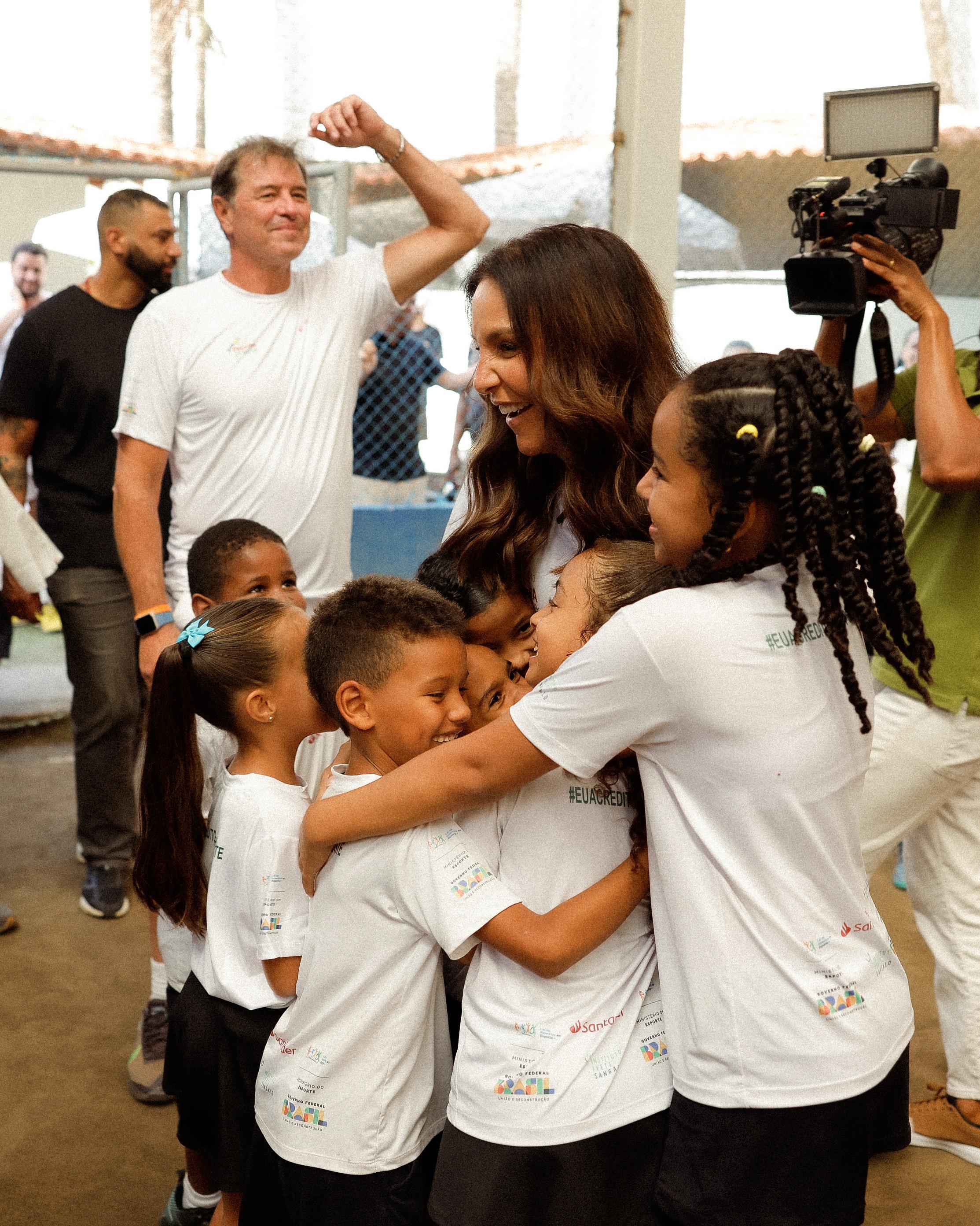 Ivete Sangalo joga tênis com criançada em visita a projeto social apoiado por seu Instituto